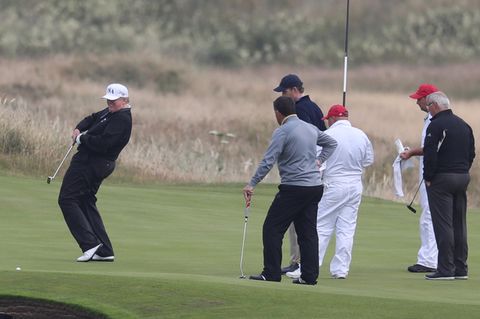 US-Präsident in Schottland: Trump beim Golf: So reagiert er auf die Buhrufe am Platzrand
