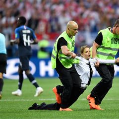 Pussy-Riot-Aktivistinnen auf dem Spielfeld in Moskau - Flitzer-Auftritt in Minute 53