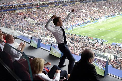Emmanuel Macron in der Ehrenloge: Feiern bis zum Abwinken