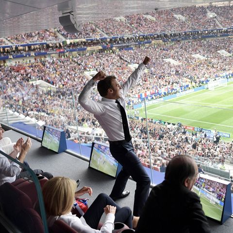 Emmanuel Macron in der Ehrenloge: Feiern bis zum Abwinken