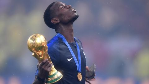 Paul Pogba mit dem WM-Pokal - Pressestimmen zum Finale