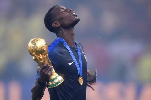 Paul Pogba mit dem WM-Pokal - Pressestimmen zum Finale