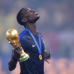 Paul Pogba mit dem WM-Pokal - Pressestimmen zum Finale