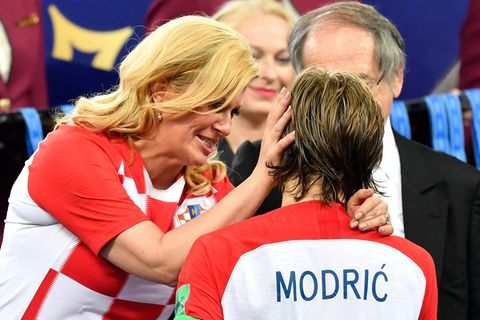 Kolinda Grabar-Kitarovic, die Präsidentin Kroatiens, steht im kroatischen Trikot da und tröstet Luca Modric