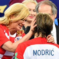Kolinda Grabar-Kitarovic, die Präsidentin Kroatiens, steht im kroatischen Trikot da und tröstet Luca Modric