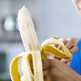 Eine junge Frau isst eine Banane