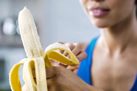 Eine junge Frau isst eine Banane