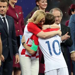 Die kroatische Staatspräsidentin Kolinda Grabar-Kitarovic tröstet Luca Modric nach dem verlorenen WM-Finale