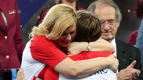 Die kroatische Staatspräsidentin Kolinda Grabar-Kitarovic tröstet Luca Modric nach dem verlorenen WM-Finale