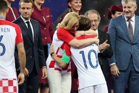 Die kroatische Staatspräsidentin Kolinda Grabar-Kitarovic tröstet Luca Modric nach dem verlorenen WM-Finale