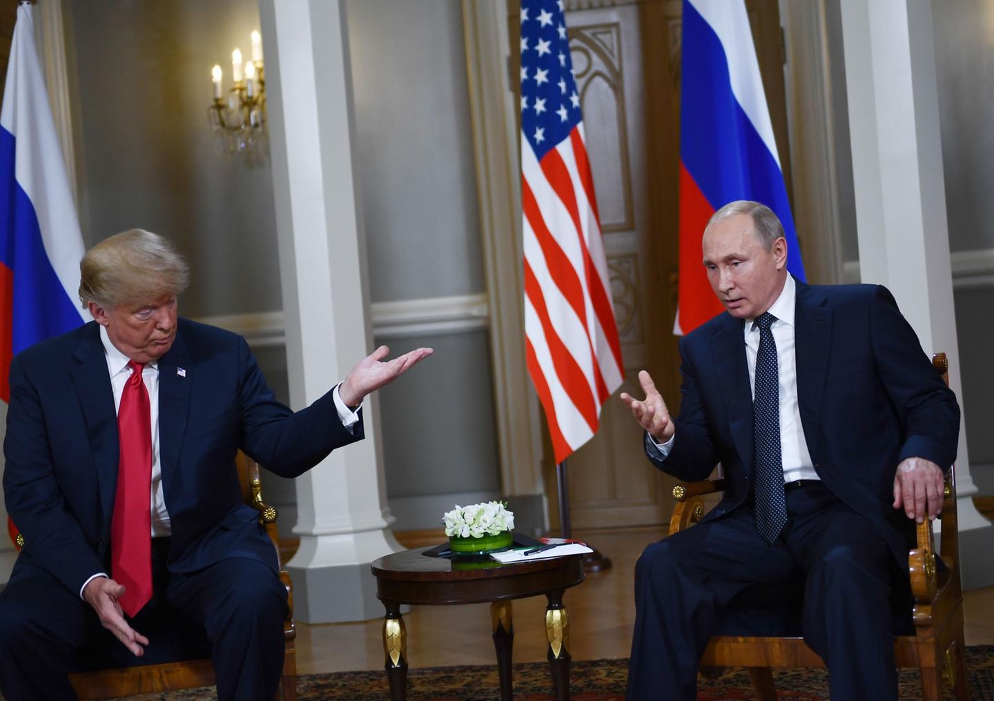 Donald Trump Kuschelt Mit Putin, Während Seine Regierung Den Kreml ...