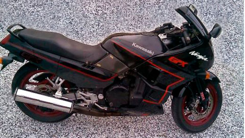Tibor Foco floh mit einem Kawasaki-Motorrad Tibor Foco floh mit einem Kawasaki-Motorrad