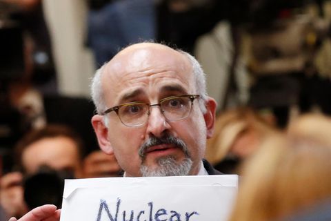 Ein Mann protestiert vor der Pressekonferenz von US-Präsident Donald Trump und seinem russischen Amtskollegen Wladmir Putin