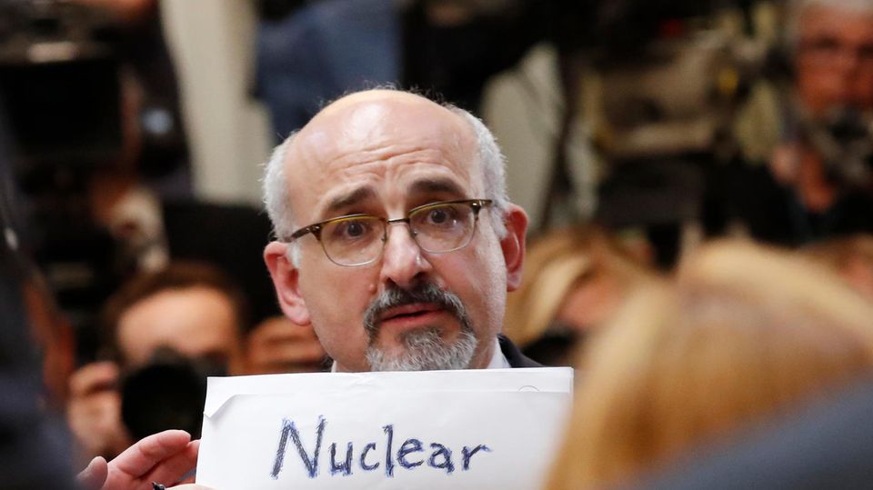 Gipfeltreffen in Helsinki: Plakataktion vor Donald Trumps und Wladimir Putins Pressekonferenz - das wollte der Protestler Ein Mann protestiert vor der Pressekonferenz von US-Präsident Donald Trump und seinem russischen Amtskollegen Wladmir Putin