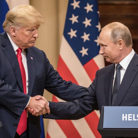 Donald Trump und Wladimir Putin geben sich zum Abschied des Gipfels in Helsinki die Hand