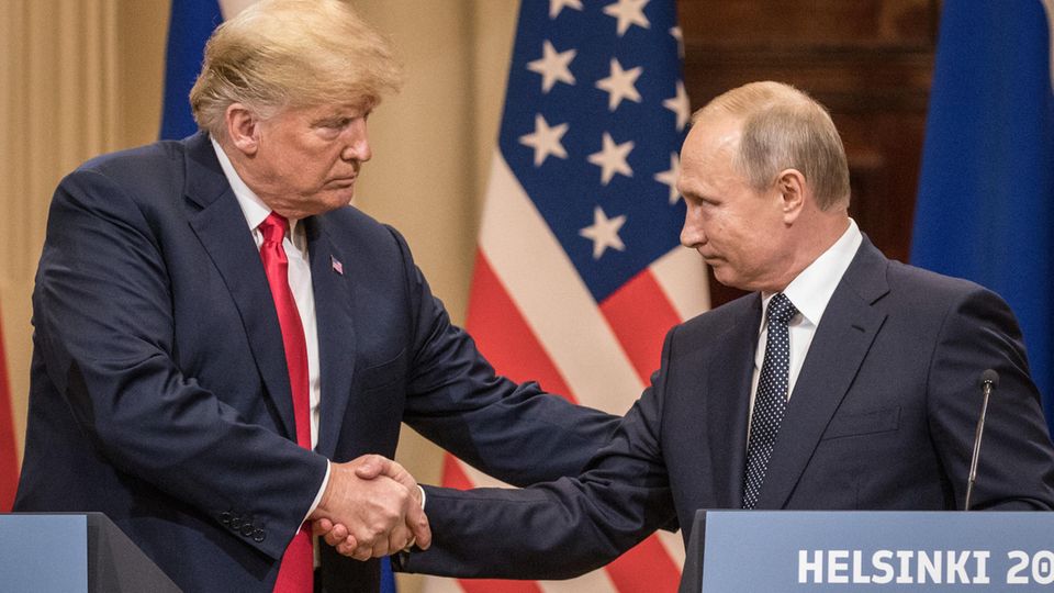 Donald Trump und Wladimir Putin geben sich zum Abschied des Gipfels in Helsinki die Hand