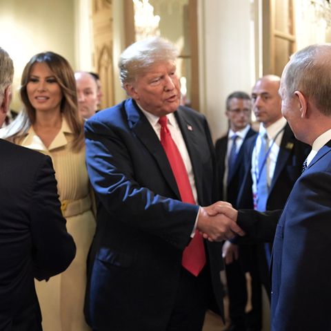 Donald Trump und Wladimir Putin begrüßen sich vor ihrem bilateralen Gespräch