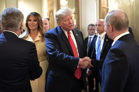 Donald Trump und Wladimir Putin begrüßen sich vor ihrem bilateralen Gespräch