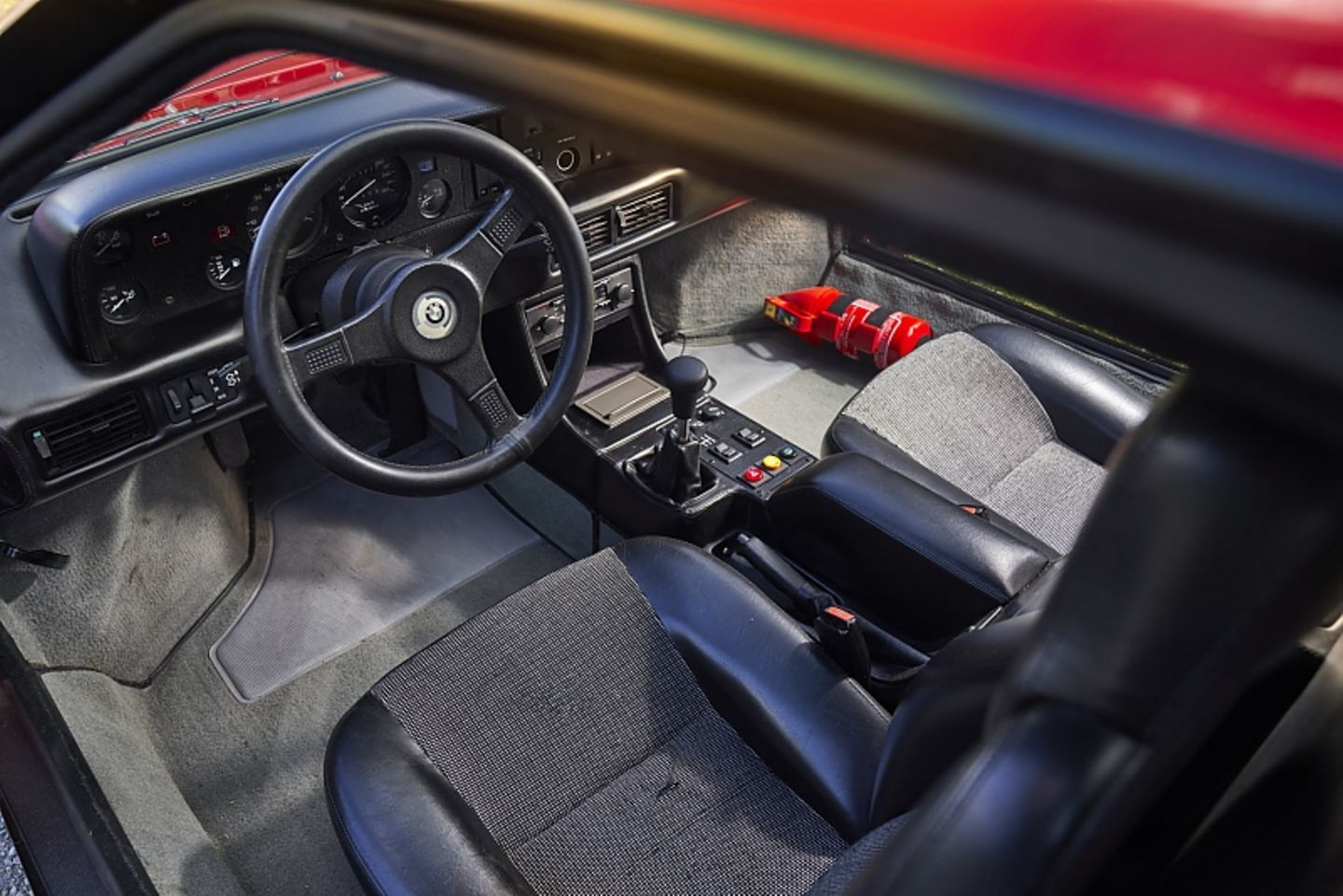 Der Fahrerarbeitsplatz im BMW M1