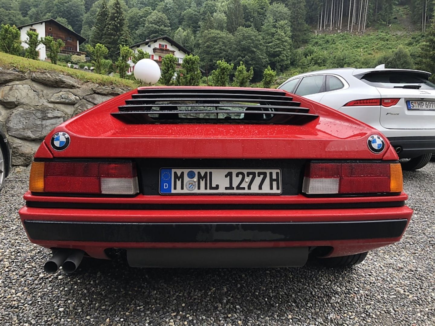 BMW M1 - doppeltes BMW-Logo am Heck
