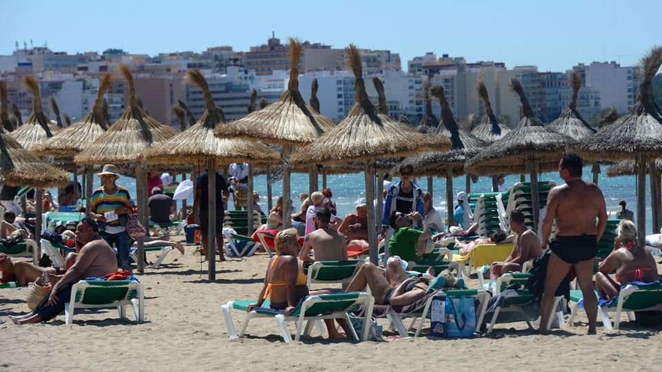 News des Tages: Strandleben an der Playa de Palma in S'Arenal. Der Unfall ereignete an einem anderen Abschnitt der Küste, im Südosten der Insel. Strandleben an der Playa de Palma in S'Arenal. Der Unfall ereignete an einem anderen Abschnitt der Küste, im Südosten der Insel.