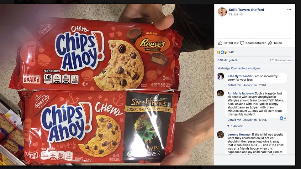 Kellie Travers-Stafford zeigt zwei unterschiedliche Kekspackungen von "Chips Ahoy" in der Farbe rot