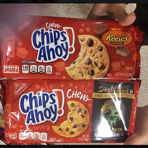Kellie Travers-Stafford zeigt zwei unterschiedliche Kekspackungen von "Chips Ahoy" in der Farbe rot