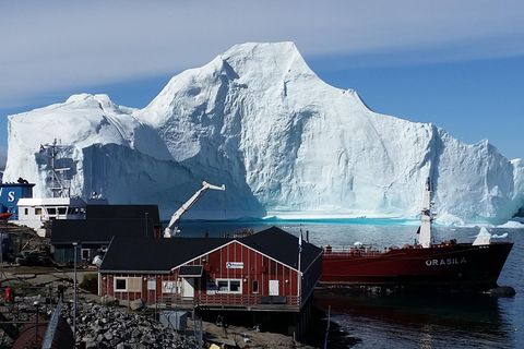 Angst vor Flutwelle: Gigantischer Eisberg bedroht Dorf in Grönland