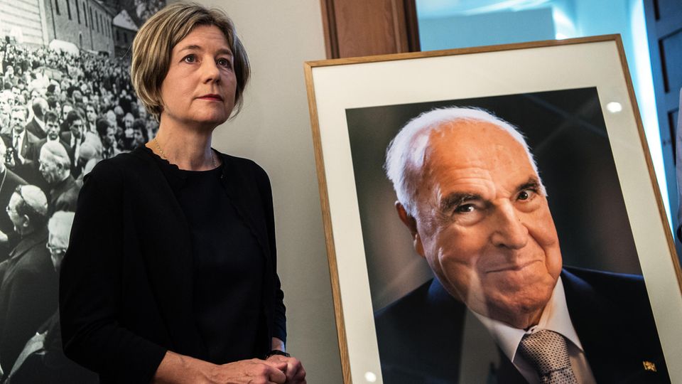News des Tages: Maike Kohl-Richter, Witwe von Altbundeskanzler Helmut Kohl, steht neben dem Porträt ihres Mannes, das sie an das Museum übergab. Kohl war am 16. Juni 2017 im Alter von 87 Jahren gestorben. Maike Kohl-Richter, Witwe von Altbundeskanzler Helmut Kohl, steht neben dem Porträt ihres Mannes, das sie an das Museum übergab. Kohl war am 16. Juni 2017 im Alter von 87 Jahren gestorben.