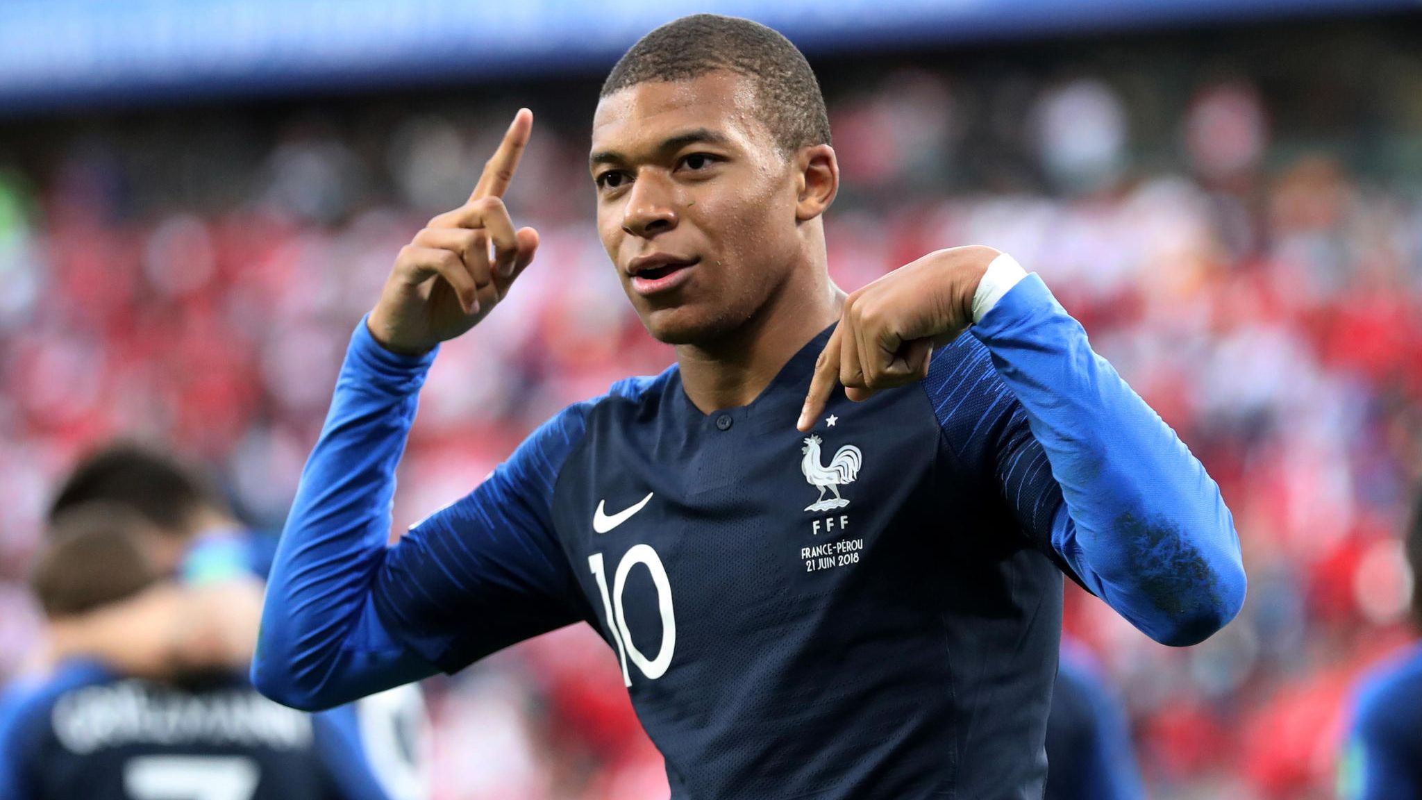 Фото мбаппе в маске. Mbappe. Мбаппе футболист. Ромео Мбаппе. Клипарт Мбаппе.