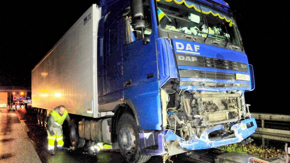 Ein Lastwagen steht nach einem Unfall mit einem Polizeiwagen auf der Autobahn A61. Nach dem Tod einer Polizistin auf der Autobahn 61 vor einem halben Jahr wurde ein damals betrunkener Lastwagenfahrer in Mönchengladbach nun verurteilt.