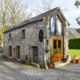 Diese umgebaute Scheune steht rund 35 Kilometer von Dublin entfernt im Dörfchen Ardcath und bietet Platz für zwei Gäste. Die Hütte verfügt über einen kleinen Ofen und eine kleine Küche. Auch Wlan haben Gäste in dieser kleinen Hütte. Pro Nacht zahlen Urlauber rund 100 Euro.