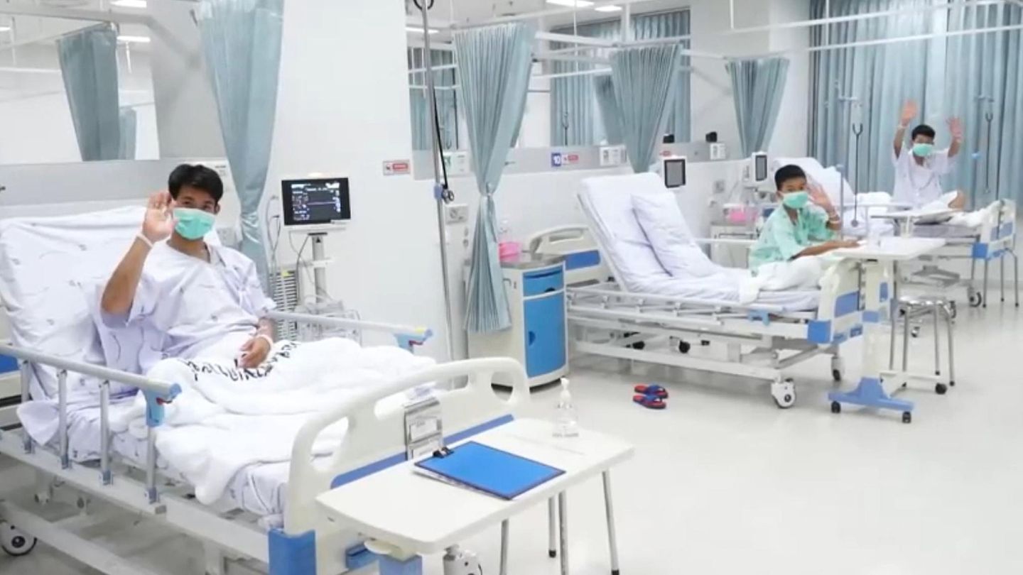 Thailand: Teammitglieder nach der Rettung