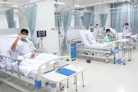 Thailand: Teammitglieder nach der Rettung