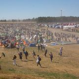 Zur Eröffnung, gleich um 16:00 Uhr, erobern tausende Festivalbesucher das Camping Gelände, 16:20 Uhr stehen schon die meisten Zelte – hier zwischen "Silent & Clean" (l.) und Dream City (r.)   