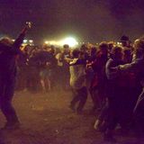 Tanzextase mit Mosh Pit an einer der selbstgebauten, meist mitgebrachten Boom-Boxen in der Dream City   