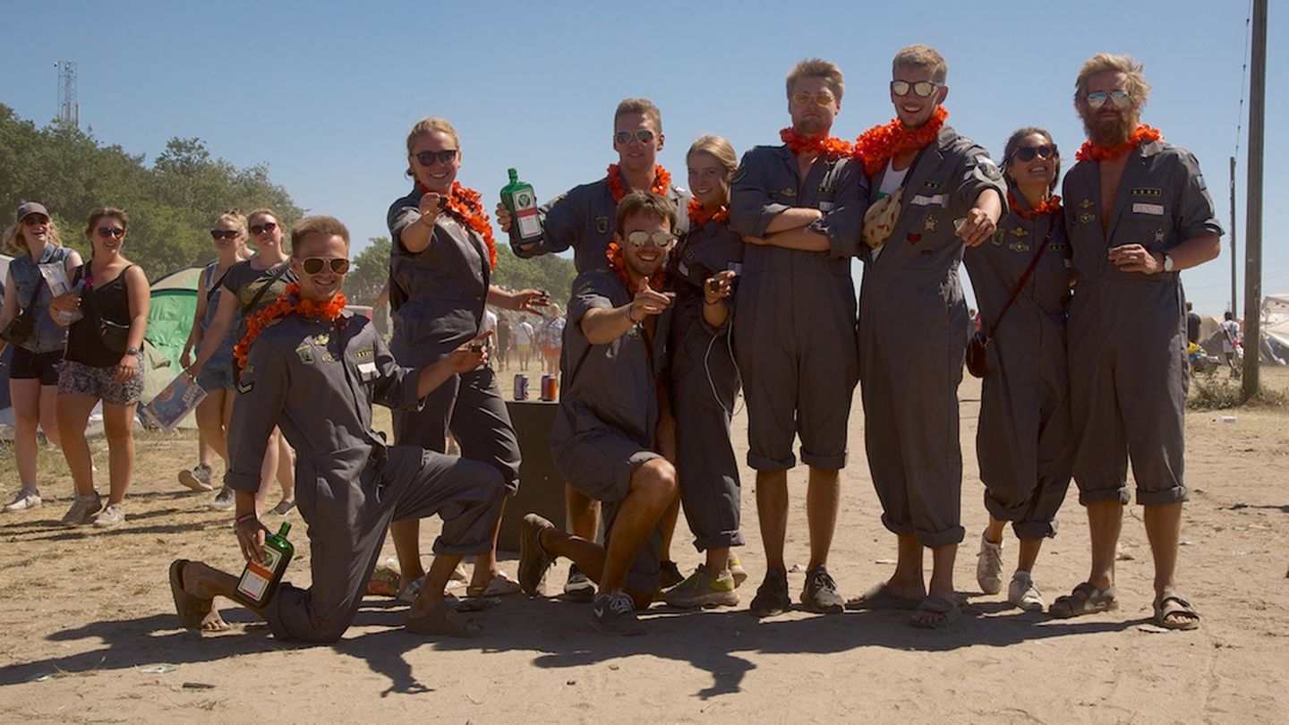 Viele Festivalgruppen überlegen sich ein Motto inklusive Verkleidung: Dies ist die Besatzung des Jägerpiloten Camps   