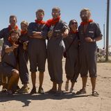 Viele Festivalgruppen überlegen sich ein Motto inklusive Verkleidung: Dies ist die Besatzung des Jägerpiloten Camps   