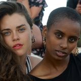 Festivalbesucherinnen vor der Countdown Bühne beim Konzert von Mount Liberation Unlimited   