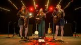 Die US-Amerikanischen Solo-Künstlerinnen Sara Watkins (Violine), Sarah Jarosz (Banjo, Mandoline und Gitarre) and Aoife O’Donovan (Gitarre) haben 2014 auf dem "Telluride Bluegrass Festival" zusammengefunden und spielen nun als Trio "I'm With Her"   