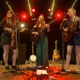 Die US-Amerikanischen Solo-Künstlerinnen Sara Watkins (Violine), Sarah Jarosz (Banjo, Mandoline und Gitarre) and Aoife O’Donovan (Gitarre) haben 2014 auf dem "Telluride Bluegrass Festival" zusammengefunden und spielen nun als Trio "I'm With Her"   