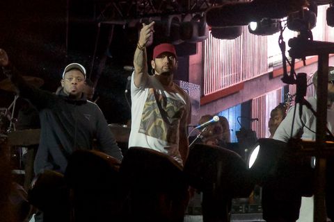 Der Mittelfinger gehört bei Eminem zum guten Ton. Kurz zuvor war der Rapper noch ganz begeistert vom enthusiastischen Publikum   