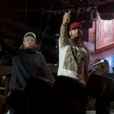 Der Mittelfinger gehört bei Eminem zum guten Ton. Kurz zuvor war der Rapper noch ganz begeistert vom enthusiastischen Publikum   