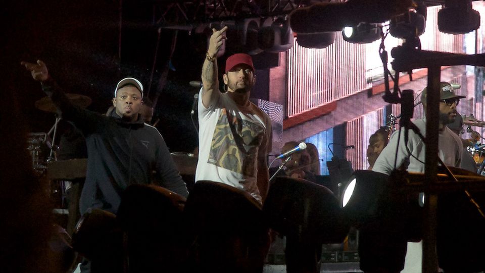 Der Mittelfinger gehört bei Eminem zum guten Ton. Kurz zuvor war der Rapper noch ganz begeistert vom enthusiastischen Publikum   