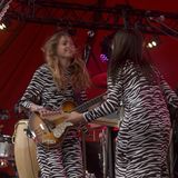 Die schwedischen Schwestern Johanna und Klara Söderberg von "First Aid Kit" sind auf dem Roskilde-Festival groß geworden. 2012 spielten sie auf der kleinsten Zeltbühne, 2015 rockten sie vor knapp 11.000 Zuschauern und in diesem Jahr setzten sie auf der Hauptbühne ihre beeindruckende Karriere fort  