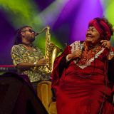 Die 79-jährige Grande Dame der Musik des Amazonas, Dona Onete, bewegt das Publikum auf allen Ebenen – physisch und emotional   