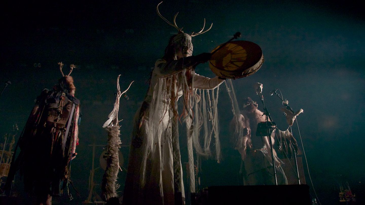 Die internationalen Künstler von Heilung zelebrieren nordische Kultur in allen Facetten. Was musikalisch dabei entsteht übersteigt das übliche Mittelalterspektakel bei weitem   