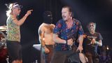 Als Frontmann der Supergroup "Dead Cross" lädt Mike Patton von "Faith No More" verschiedene Festival-Besucher zum Tanzwettbewerb auf die Bühne   