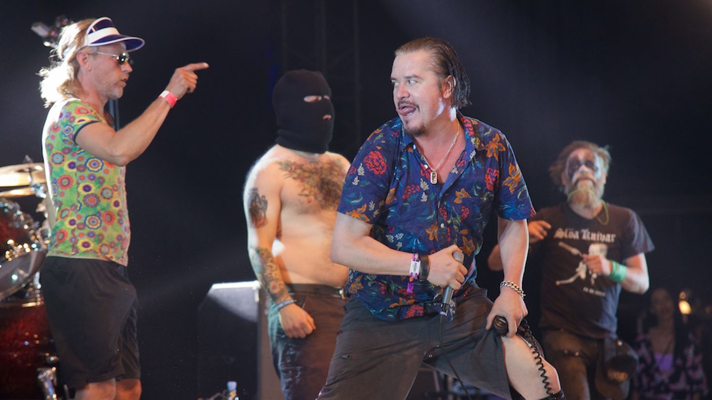Als Frontmann der Supergroup "Dead Cross" lädt Mike Patton von "Faith No More" verschiedene Festival-Besucher zum Tanzwettbewerb auf die Bühne   