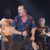 Als Frontmann der Supergroup "Dead Cross" lädt Mike Patton von "Faith No More" verschiedene Festival-Besucher zum Tanzwettbewerb auf die Bühne   